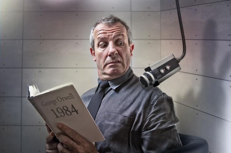 Видеонаблюдение в столовой или комнате отдыха может дать много информации о взаимоотношениях сотрудников, но это незаконно и неэтично