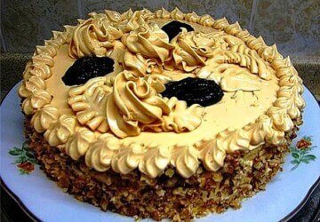 торт украшенный кремом