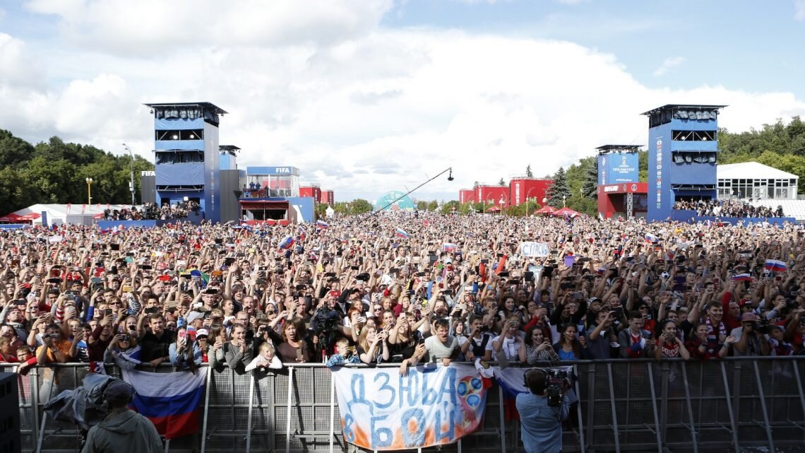 Болельщики на Воробьевых горах. Фото: РФС