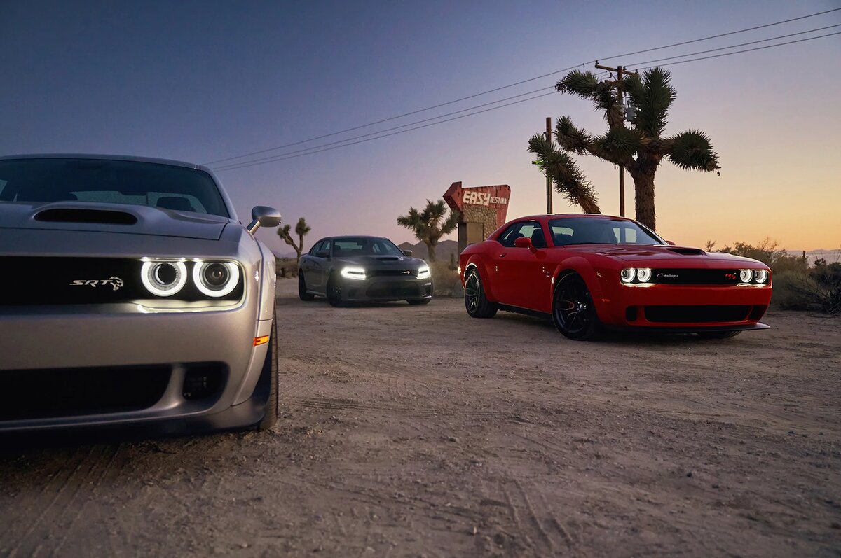 Dodge Challenger Hellcat ночью