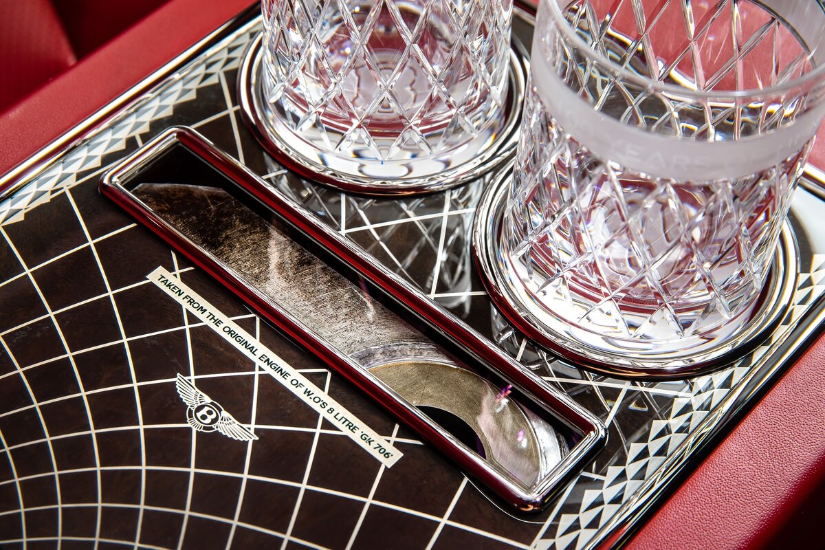 Вот она, обратите внимание. Часть коленвала в "окошке" раскладной панели между задними сиденьями