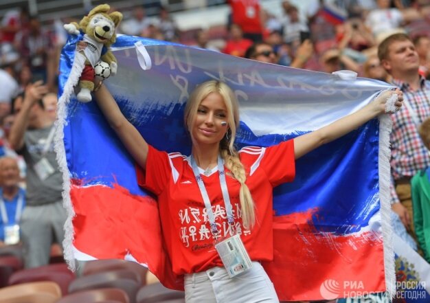 Болельщица сборной России перед матчем 1/8 финала чемпионата мира по футболу между сборными Испании и России © РИА Новости / В. Песня