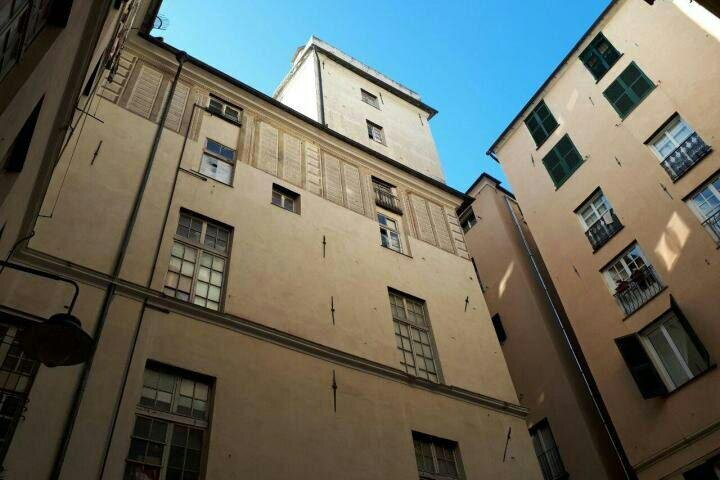 Башня Лакавелла спряталась среди дворов.