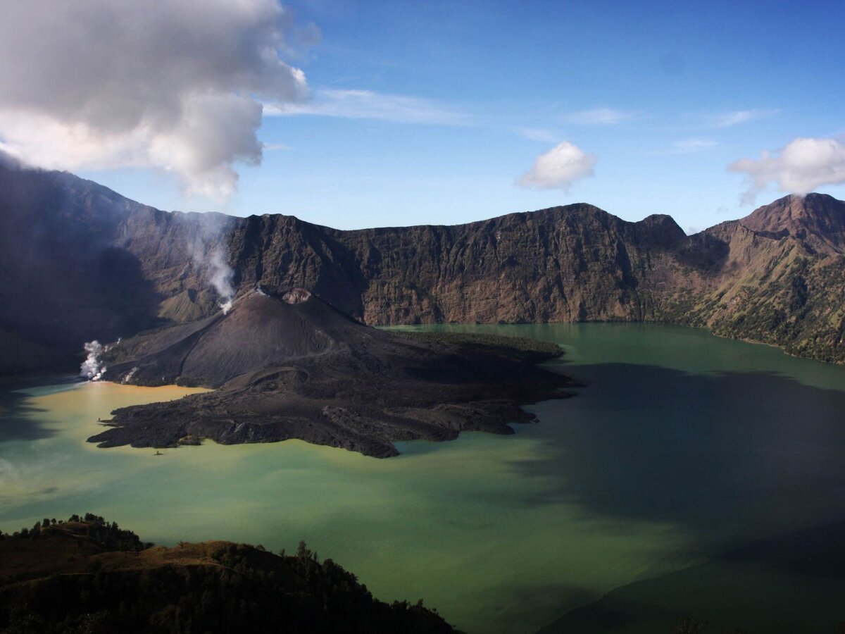 Гора Ринджани, активный вулкан, является второй по высоте горой в Индонезии