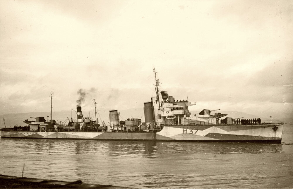 Польский эсминец «Гарланд» на рейде у Мурманска после временного ремонта в конце мая 1942 года. Гарланд сопровождал конвой PQ16. В течение 5 суток отбивал атаки немецкой авиации, в ходе которой погибли 26 человек команды эсминца и еще 43 были ранены. Уничтожены системы управления огнем и дальномеры, близким разрывом бомбы у борта повреждена обшивка.