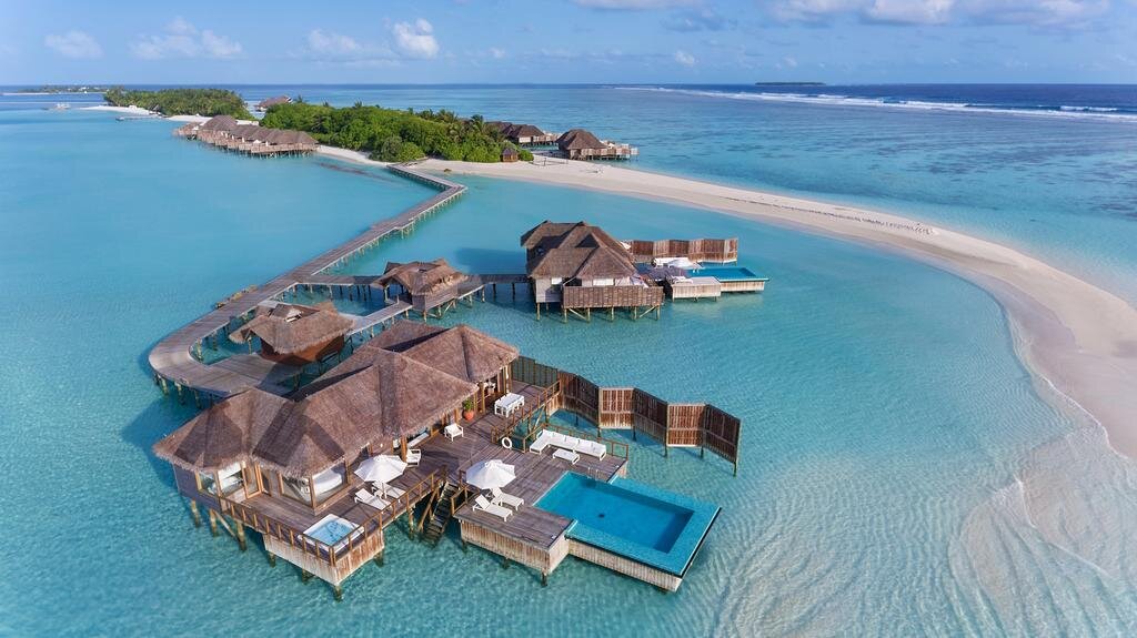  Conrad Maldives Rangali Island считается прекрасным отелем на Мальдивских островах с чистыми пляжами, современной инфраструктурой и изумительной красоты водными виллами для незабываемого комфортного отдыха. Находится он недалеко от столицы государства и занимает одновременно несколько соединённых между собой мостом островов Ранглифинолху и Ранагли.