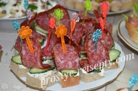 Простые канапе на шпажках на праздничный стол, рецепт с сыром и оливками, колбасой и помидорами