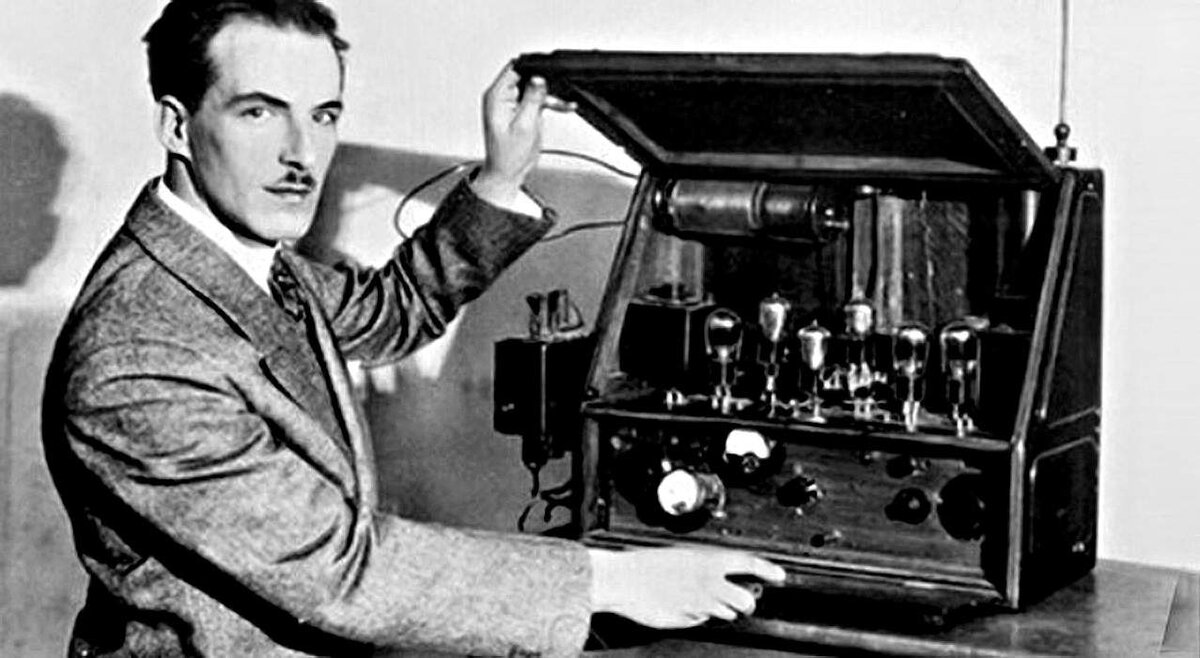 Лев Термен демонстрирует первый в мире электромузыкальный инструмент.