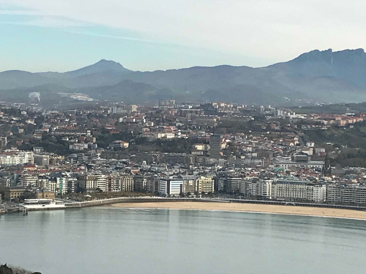 Вид на город с горы Игельдо