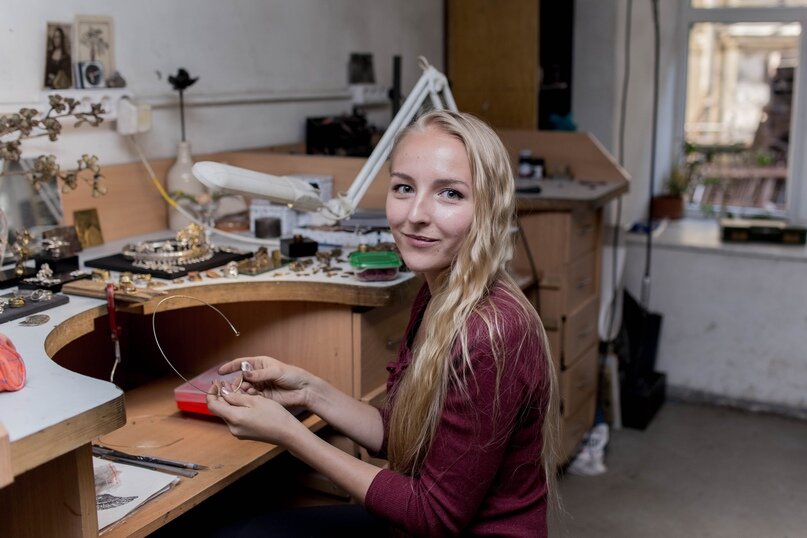 Фото: Аня Батик. Мария надевает кулон с росписью в технике финифть на только что изготовленный швенз