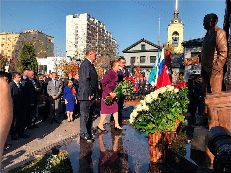 Татьяна Каримова возлагает цветы к памятнику первого президента Узбекистана. Фото «Фергана»
