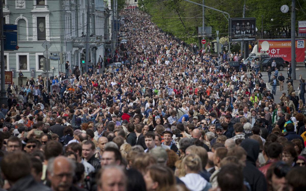 Шумят люди на улице. Огромная толпа людей. Много людей. Скопление людей. Толпа людей на улице.