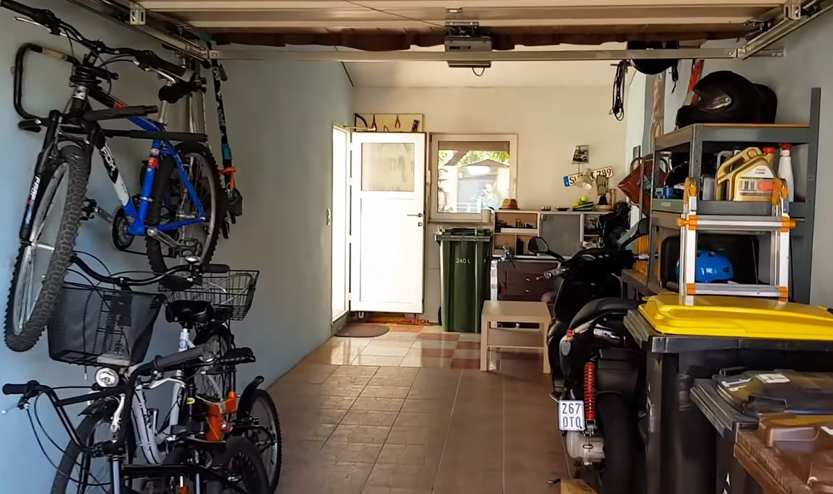 Удлинённый гараж в Германии - интересное решение. Также понаблюдайте за его наполнением