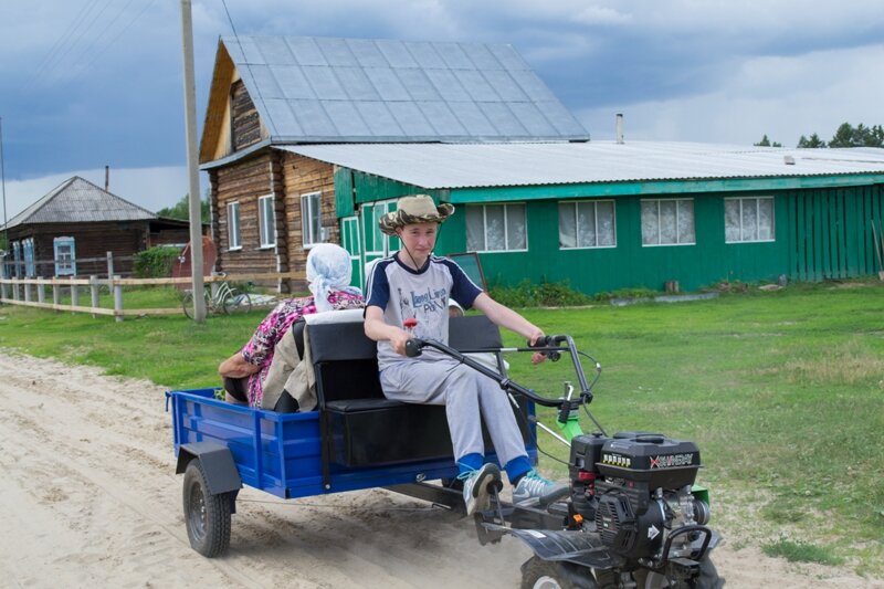 Едем на кладбище в дедушкином тарантасе.