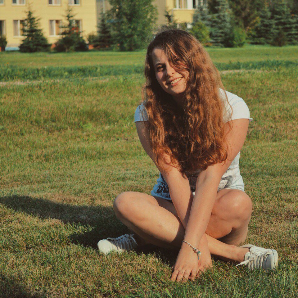 Я в 18 лет. Длинные, кудрявые, слегка рыжеватые. 