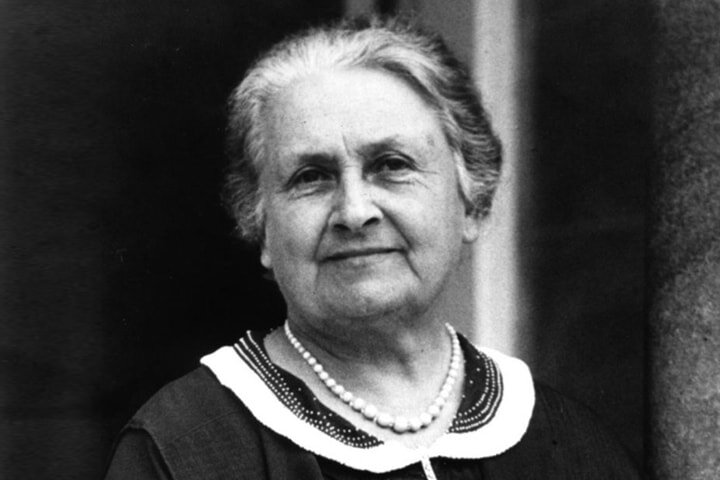 Мария Монтессори (1870 — 1952) — выдающийся педагог, создатель уникальной системы воспитания и развития детей. Ее работы стали классикой и завоевали признание у воспитателей и родителей по всему миру. Они остаются актуальными и в наши дни. Об этом свидетельствует тот факт, что количество детских садов, работающих по системе Монтессори, год от года становится все больше.