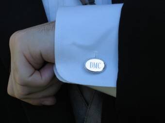 Все эти вещи должно быть высокого качества, совпадать по цветовой гамме и гармонировать с костюмом. 