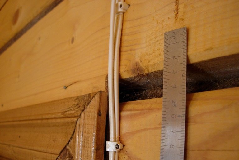 Брус повис на проеме двери в бане