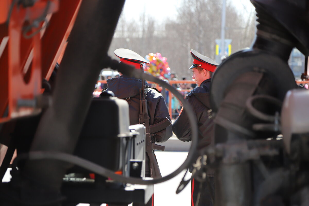 Тяжелые грузовики перекрыли выезд на главную дорогу. От кого?