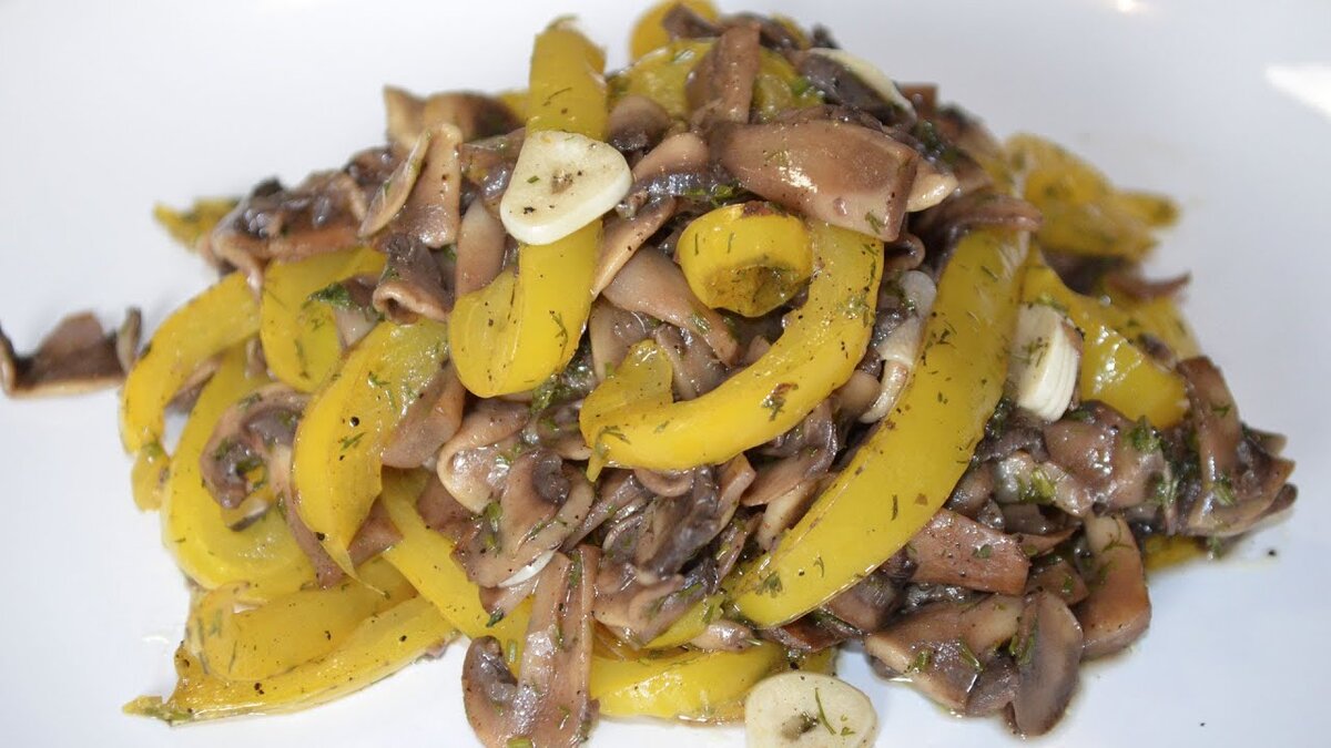 Вкусная и простая в приготовлении закуска из шампиньонов и болгарского перца. Ее можно подавать на праздничный стол или брать на пикник. Маринованные закуска из овощей отлично подойдет к шашлыку. Приятного вам аппетита!