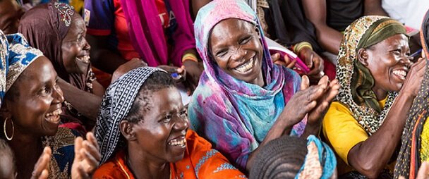 А фото это взято с самого непосредственного источника - с сайта ООН о беженцах и мигрантах. Вот отсюда: https://refugeesmigrants.un.org/ru/intergovernmental-conference-2018 Там же - ссылка на сайт конференции на русском.