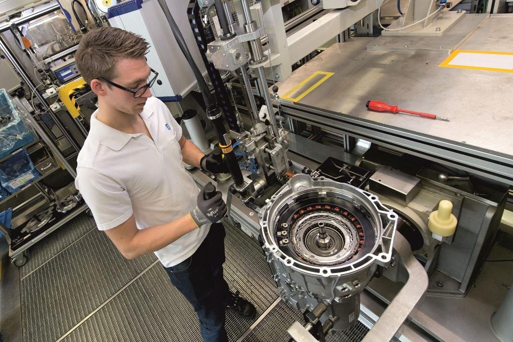 на производстве 8-ступенчатой гибридной трансмиссии ZF для легковых автомобилей