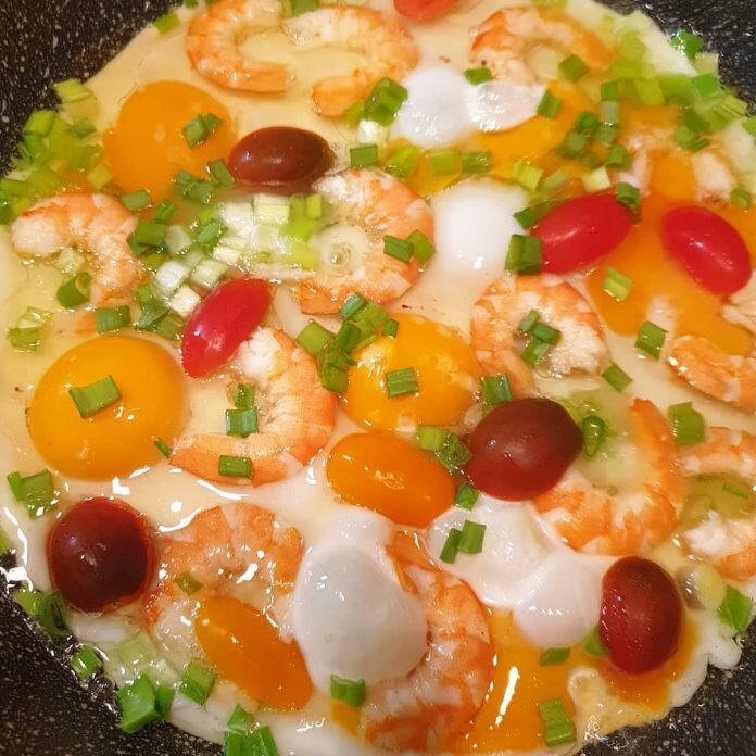 Нежная яичница с разными наполнителями