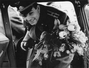  Центр космонавтов им. Юрия Алексеевича Гагарина – именно так называется знаменитый Звёздный Городок, который расположен всего в 25 км от Москвы.История научно-исследовательского центра началась в 1960, когда по протекции С.П. Королёва был организован первоначальный центр для осуществления самого первого запуска представителя человечества в космос, который и был осуществлен в 1961, когда Юрий Гагарин покинул Землю.