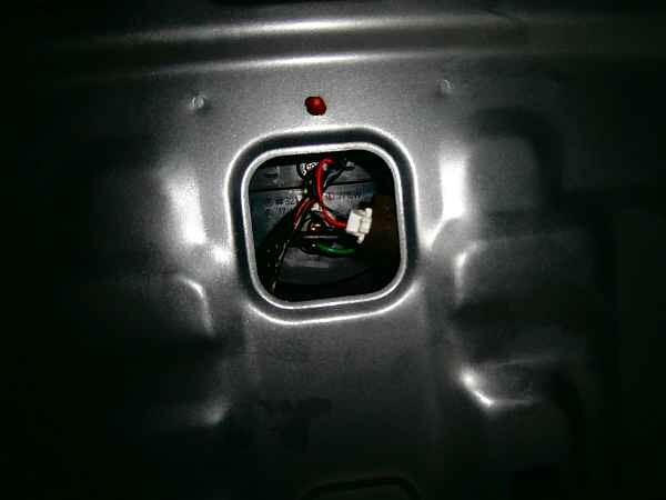 далее , не прилагая больших усилий.ю берёмся за выступающую пластинку с зелёным проводком( там есть ещё и чёрный но его в темноте не видно) вращением против часовой стрелки извлекаем патрон лампы из гнезда.