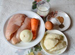 ШАГ 1:
Продукты для приготовления котлет. Хлебные ломтики очищаем от корки, оставляем только мякиш. Очищаем, моем овощи, тщательное моем куриное филе.