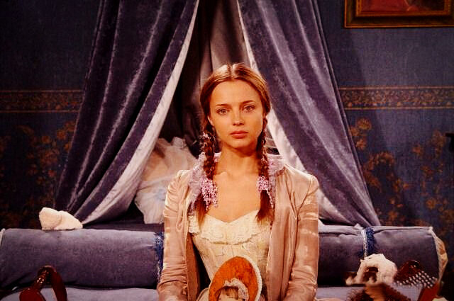 Людмила Курепова в сериале "Бедная Настя" (источник фото: gulliver.com.ru)