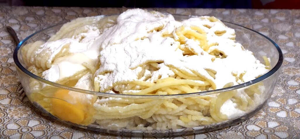 Картофель отварной (1,5 кг) пропускаем через мясорубку, добавляем соль (по вкусу или 1 ст.л.), муки (100 г.), яйцо (1), оливковое масло (1 ст.л.), и перемешиваем руками до состояния теста