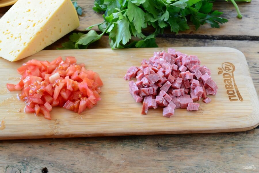 Все перемешиваем с майонезом. Положите столовую ложку начинки на батон. 
Отправляем в разогретую духовку до 200гр. на 6-8 минут.