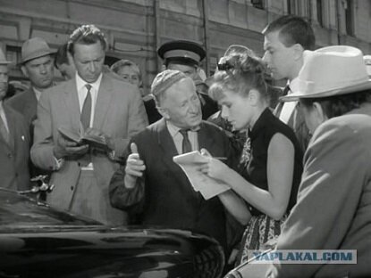 Вот этот вот хмырь в тюбетейке - продавец из табачного киоска (в роли хмыря Яков Ленц) - он несколько раз повторяет, что ему не завезли "Беломор", но завезли сигареты "Друг" по 30 копеек пачка, с собачкой на этикетке. Продакт-плейсмент однозначно.