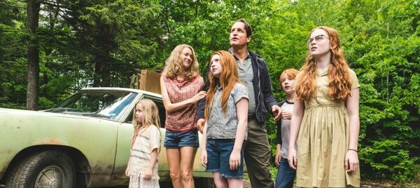 Семья из четверых детей, отца - алкоголика (но умного и любящего рассуждать) и матери-художницы (а не артистки). Семья эта ездит по всей стране, нигде надолго не задерживаясь. Вся история рассказывается от лица Джаннет, любимой дочери отца. Джаннет выросла и работает в газете автором статей, и через ее воспоминания мы очень подробно узнаем о жизни семьи на протяжении нескольких лет.