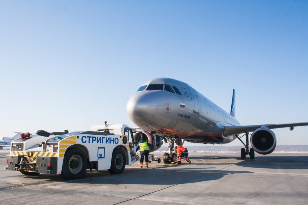 Самолет нижний новгород. Аэропорт Стригино Нижний Новгород у самолёта. Нижний Новгород самолет Стригино. Аэропорт Стригино фото самолетов. Грузовые самолеты в Стригино.