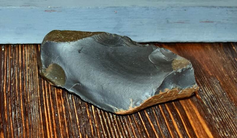 Замечательное орудие каменного века возрастом 40-80 тыс. лет до нашей эры найденный на реке Урал в районе поселка Богдановское.