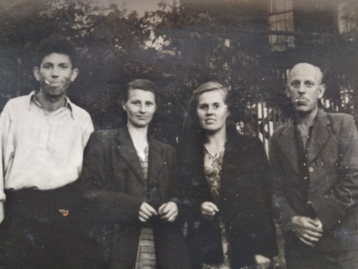 Маргарита Петровна (справа) и Зоря Никоноровна. В белой рубахе - тот Самый Вася, мой дедушка.