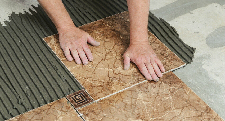 Как правильно класть плитку на пол в ванной: обзор технологии строительных работ