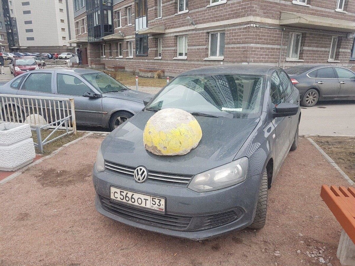 В Питере жильцы дома наказали автохама за парковку на детской площадке |  Автокультура CARAKOOM | Дзен