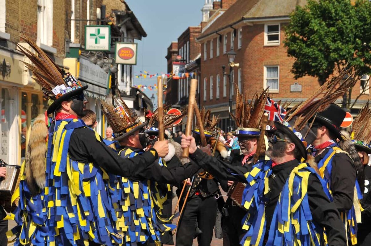 England festivals. Фестиваль трубочистов Рочестера. Фестиваль трубочистов в Великобритании. Фестиваль трубочистов 1 мая в Англии. День трубочиста в Англии.