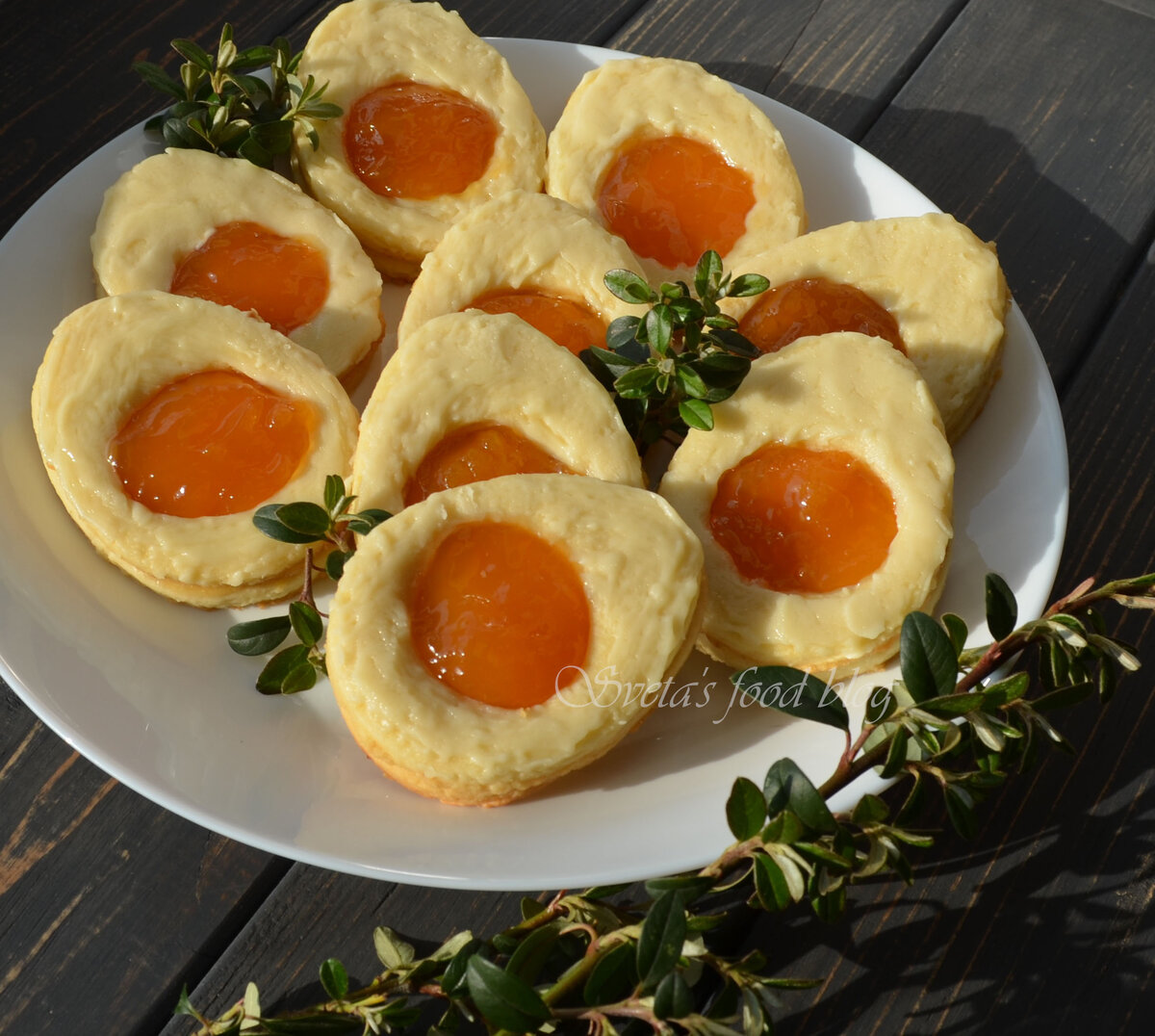 Печенье в форме яйца прекрасно подойдет к праздничному столу на Пасху. Чтобы приготовить вкусное, нежное печенье, понадобится совсем немного времени на замес теста и его выпекание. А украсить можно вполне за считаные минуты. 