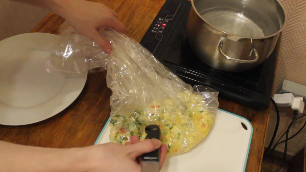 Омлет в пакете рекомендую кипятить не меньше 20 минут, а когда достанете не торопитесь раскрывать, продавите чем-нибудь и при необходимости отправьте ещё минут на 10