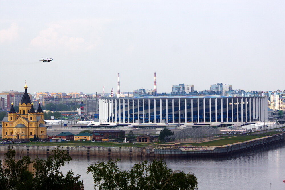 По традиции в Нижнем Новгороде прошел Парад победы. Вокруг него было сломано много копий – прогрессивная общественность утверждала, что танки превратят асфальт на площади Минина и Пожарского в фарш, менее прогрессивная говорила о недопустимости бряцания оружием и траты государственных денег на это. Совсем отсталые, и я в их числе пришли на парад. Таких, кстати, набралось 15 тысяч. Увидеть парад, правда, смогли далеко не все. Опыт показал, что и не видно, и не слышно. Думаю, что власти исправят свои ошибки к следующей юбилейной дате.Стены с рекламой завесили, но парад надо разворачиватьСтены с рекламой завесили, но парад надо разворачивать