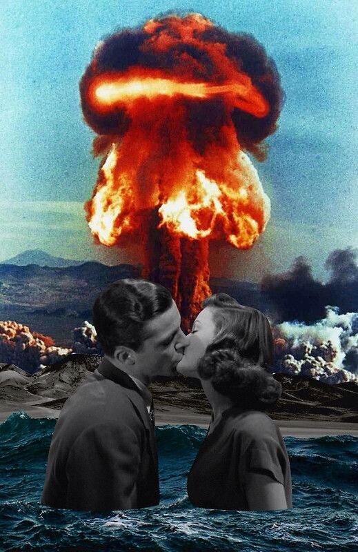 На горизонте забрезжил яркий свет, но они лишь крепче обняли друг друга...