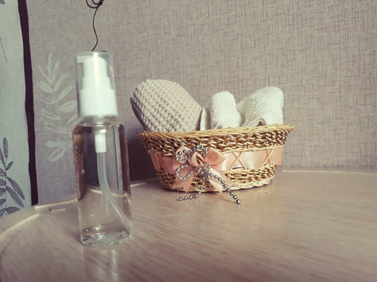 Я переливаю часть средства в бутылочку с пульверизатором (покупаю в Fix Price ) - очень удобно распрыскивать на лицо