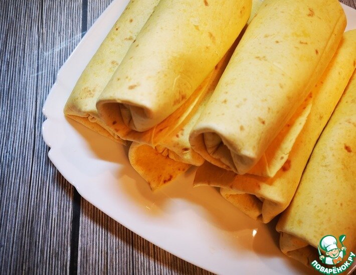 Предлагаю вкусное, быстрое и очень сытное блюдо. По данному рецепту буррито получается с насыщенным сырным соусом и чуть-чуть остреньким. В наше время ингредиенты для буррито можно приобрести в любом крупном сетевом гипермаркете. Когда лень готовить - это блюдо просто находка! А самое главное, что его мужчины уплетают за обе щеки. 