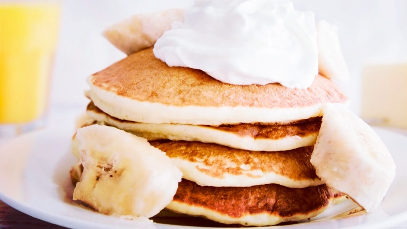 Банановые панкейки с кремом из белка и сахара. 