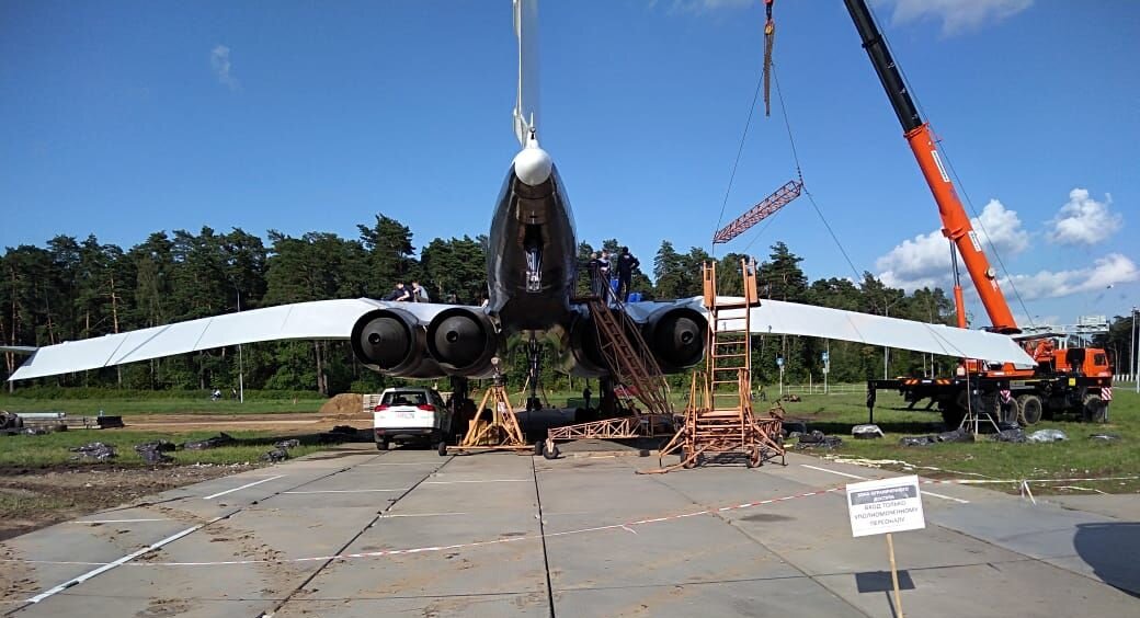 Монтаж консоли крыла на Ту-144