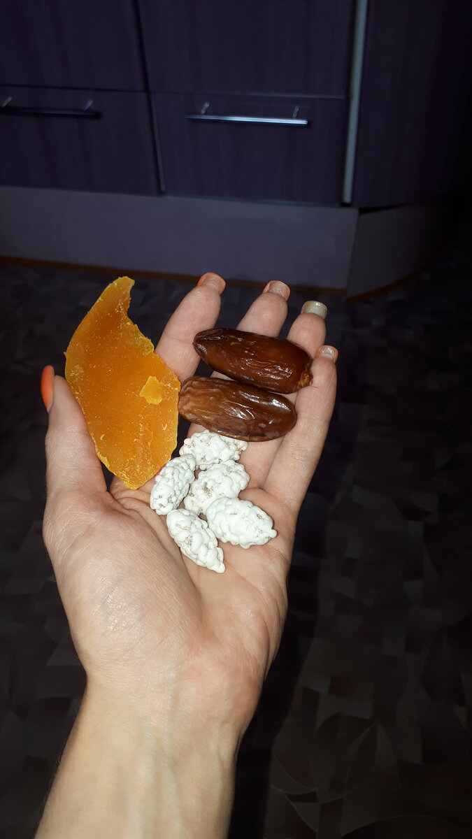 Миндаль в сахарной глазури, сушеный манго и финики.